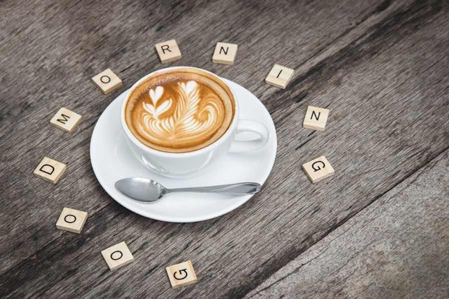 Mensaje de buenos días junto a una taza de café para desayunar